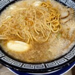 東京環七ラーメン じょっぱり - 背脂の下は濃いめの醤油
