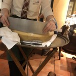 Maketto Resutoran Ajio - シーザーサラダは、スタッフさんがチーズを削いでかけてくれる！