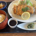牡蠣とワインのある店 湾岸食堂 - とんかつ定食