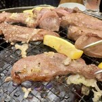 0秒レモンサワー 仙台ホルモン焼肉酒場 ときわ亭 - 厚切り牛タンをハサミで切って…