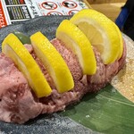 0秒レモンサワー 仙台ホルモン焼肉酒場 ときわ亭 - 超厚切り牛タン（レモン挟み）