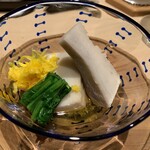 鮨 行天 - 京海老芋、菊、有明のほうれん草