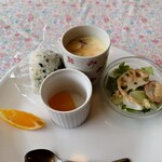 ポレポレ - コーヒー頼んで付いてきた品々
割とあるよねえ～
◯オレンジ
薄いけど一欠片ある
切り置きなので乾燥気味となる
◯コーヒー
酸味が爽やかで苦み普通なキーコーヒーな味わい
淹れ立てなら好みな味わいだろう