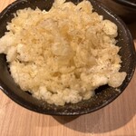 天ぷらとワイン大塩 - ポテサラ　天かすが乗ってて混ぜて食べます　サクサクの天かすがアクセント