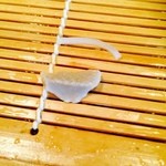 江戸変わりそば 飯嶋 - 田舎蕎麦の残った断面。モチモチすぎて。。。プロ過ぎる田舎蕎麦と感じました。田舎蕎麦は素人が出せる腰が味だと思うので、もっと細くても美味しい腰のある蕎麦になる気がします。