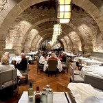 Dos Reis Especia - ◎元は厩舎だった室内は、石造りのドーム型の高い天井が中世の趣きを感じる。