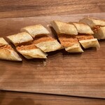 ルビアン - めんたいフランスをカット。さぁ食べ始めよう。