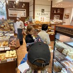 ルビアン - 夕方のパンの行列に並ぶ