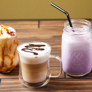 We offer a variety of cafe drinks! We also have smoothies and shakes♪