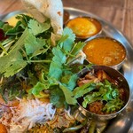 多国籍食堂 錆と煤 - 右側手前から、チキンペッパーのカレー。マトン。たまご。となっています。本来は２つ選ぶところ、1つは追加しています。ゴーヤのアチャールも旨うまでした。