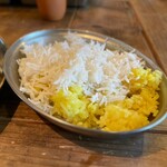 多国籍食堂 錆と煤 - おかわりライス大150円。バスマティライスとサフランライスが一緒に味わえます。