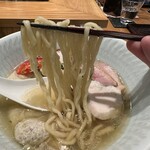 饗 くろ喜 - 麺リフトアップ