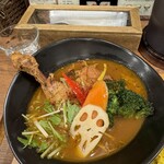 札幌スープカレー絲 - やわらか煮込みチキンレッグのスープカレー1200円