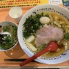Doutombori kamukura - おいしいラーメン790円、そぼろ丼セット350円、味玉130円(特典サービス)