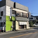 鶏そば かづキ - 交通量の多い道路に面しております。