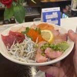 海鮮食堂 和処 みなと - どんぶりが少し小ぶりではあります