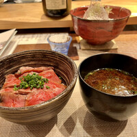 料理や 森川 - ミニローストビーフ丼　赤出し