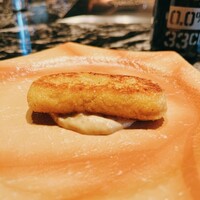 おちあいろうステーキハウス東京 - 下に敷かれたタルタルまで蟹ミソが入った濃厚なカニクリームコロッケ。サイズは小ぶりです。