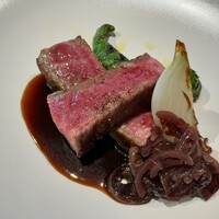 アンフォラ 村上 - 肉料理：和牛のイチボのロースト 赤ワインのソース ラディッキオ 玉ねぎ 万願寺とうがらし