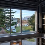カフェ ヒップ カルイザワ - ２階の席から浅間山が見えます