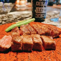 おちあいろうステーキハウス東京 - お塩・山葵・タレが付属します。ご飯と味噌汁も付くのでボリューミィ。
