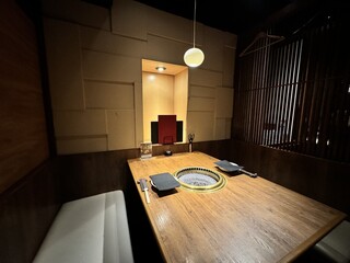 Yakiniku Toraji - ２～4名様用テーブル席。