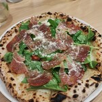 Pizza＆Bar Viola - 生ハムとルッコラのピザ