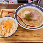 Chuuka Soba Oyakoukou - 鶏白湯と卵かけご飯(合計1,010円)。ラーメン本体がボリューム不足気味なのでご飯ものが欲しいところだ。写っているご飯茶碗は家庭サイズ(一般的にいう“小ごはん”)で、それと比較してみると分かる。