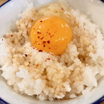 Chuuka Soba Oyakoukou - 親鶏油の卵かけご飯(150円、夜は260円)。鶏油(ﾁｰﾕ)がかかっているだけ？なので追加で何かかけたいところだ。「親鶏油」は親鶏の油と言う意味らしい。