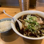 225424759 - 醤油ラーメン900円　ライス小100円