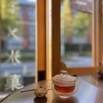 Kamome Hyoukaten - お茶とお漬物。窓の向こうは合同庁舎。街路樹が色づいて煉瓦の　色の建物に映えますね。