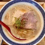 Chuuka Soba Oyakoukou - 塩の鶏白湯(860円)。「塩の鶏白湯」が正式名と思うが「鶏白湯」で通じるらしい。