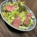 4種の牛タン＆炙り肉寿司食べ放題 完全個室居酒屋 やまと - 牛タン入りサラダ