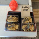 Sanuki Udon Iwai - 店頭で販売されている天ぷら