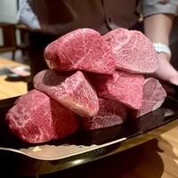 中目黒焼肉 登牛門 - その日のお肉を見せてくれる