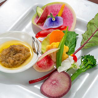 Special handmade dishes using organic vegetables from Araki Farm and fresh fish from all over the country.