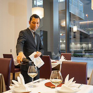 Enjoy wine from all over the world! A special drink carefully selected by a senior sommelier