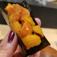 赤坂 鮨大谷 - この奥に エビのフリットが入っている ウニ 山盛り