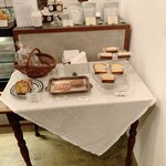 カフェ リゼッタ - レジカウンター右脇の陳列台　焼菓子や茶葉が並んでます