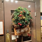 タパス＆タパス - 入口扉のクリスマスリース