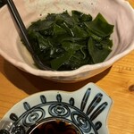 魚吟酒場 - お通しのわかめしゃぶしゃぶ。これで一気に掴まれました。すでに美味い。