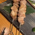 225445267 - 親鳥の串焼き。歯応えのある鶏肉で噛むほどに味わえる。