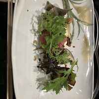 横浜うかい亭 - 前菜のローストビーフです。隠れてますが。