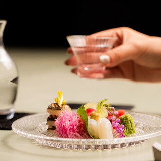 来自世界各地的多种葡萄酒和清酒，与时令正宗日本日本料理完美搭配