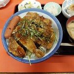 幸楽園 - ウインナーも有りの、下から豚肉が…。