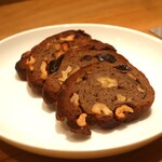 フィエルテ - 胡桃とレーズンとクランベリーのパン