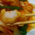 辣香坊 - 甘酢と衣をまとったエビ