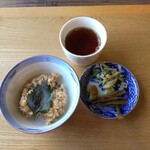 チャパレ - ご飯(少なめ)、香の物、ほうじ茶