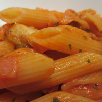 Osteria UVA RARA 横浜 - ベーコンとキャベツのトマトソースのペンネアップ