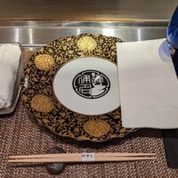 神戸ステーキ きづな - 入店時のテーブルセット。些細なことかもしれませんが、お水も雑味がなく美味しかったです。